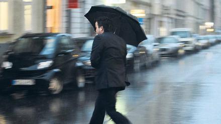 It’s raining, man! Ohne Schirm ist man in diesen Tagen aufgeschmissen. Foto: ddp