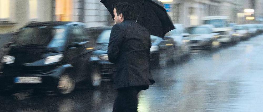 It’s raining, man! Ohne Schirm ist man in diesen Tagen aufgeschmissen. Foto: ddp