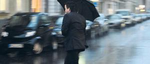 It’s raining, man! Ohne Schirm ist man in diesen Tagen aufgeschmissen. Foto: ddp