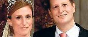 Das adelige Ehepaar, mit Lächeln und Blumen.