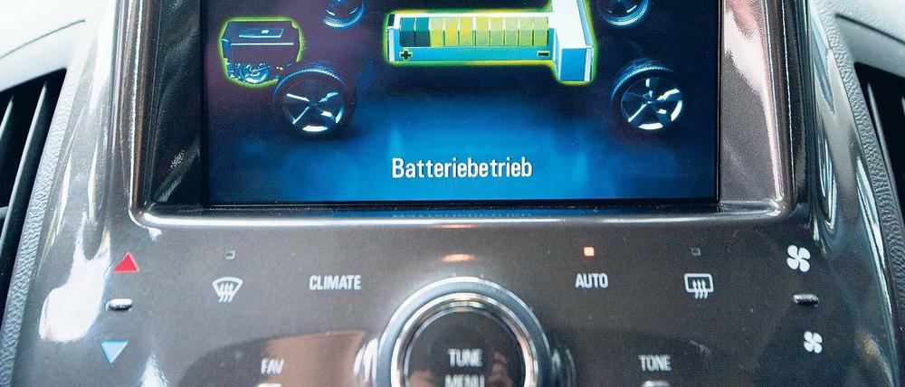 Fast voll oder fast leer? Batterieanzeige in einem Elektroauto von Opel.