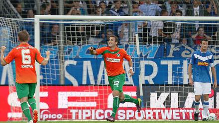 Der Fürther Doppeltorschütze Sercan Sararer (r.) bejubelt gemeinsam mit Heinrich Schmidtgal seinen ersten Treffer beim 4:1-Sieg in Bochum.