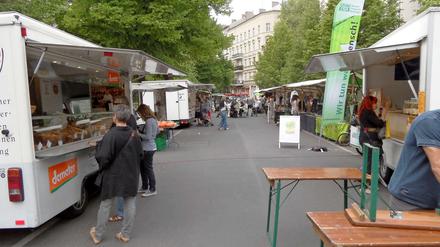 Donnerstags ist Öko-Markt am Kollwitzplatz, und sonnabends lockt der Wochenmarkt die Kunden an. Das Foto stammt aus dem Jahr 2011.