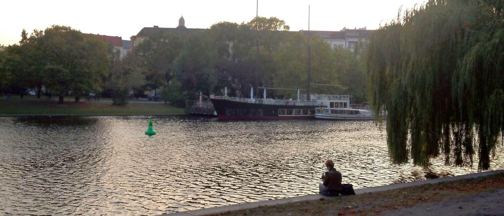 Herbstliche Abendstimmung am Urbanhafen.