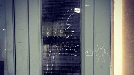 Wer es noch nicht gemerkt hat, mit Kreide der Hinweis: Wir befinden uns in Kreuzberg. 