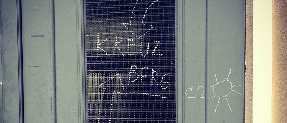 Wer es noch nicht gemerkt hat, mit Kreide der Hinweis: Wir befinden uns in Kreuzberg.