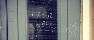 Wer es noch nicht gemerkt hat, mit Kreide der Hinweis: Wir befinden uns in Kreuzberg. 