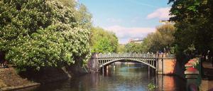 Die Admiralbrücke in Kreuzberg und der Landwehrkanal
