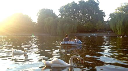 Entspannen auf dem Landwehrkanal. Haben Sie auch schöne Momentaufnahmen aus Kreuzberg? Dann schicken Sie uns Ihre Bilder an leserbilder@tagesspiegel.de!