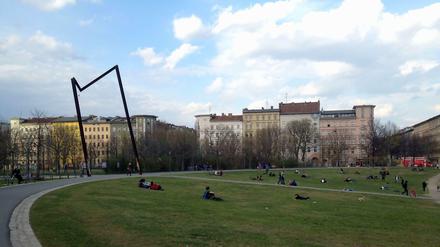Rumhängen im Görli. Sobald das Wetter mitmacht, tummeln sich die Menschen im Görlitzer Park - Drogenproblematik hin oder her.