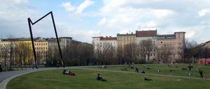 Rumhängen im Görli. Sobald das Wetter mitmacht, tummeln sich die Menschen im Görlitzer Park - Drogenproblematik hin oder her. 