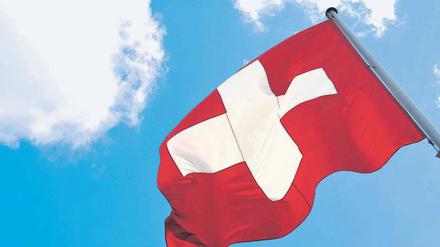 Das Kreuz mit der Schweiz. Die Währung des Nicht-EU-Landes gilt in Krisenzeiten als Ziel von Anlegern aus aller Welt. Foto: dpa