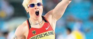 Sprung nach oben. Martina Strutz gewinnt Silber im Stabhochsprung. Foto: dpa
