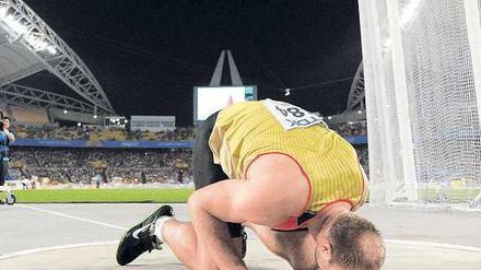Der Diskuspapst. Robert Harting bedankt sich beim Ringboden in Daegu mit einem Küsschen. Foto: dpa