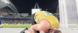 Der Diskuspapst. Robert Harting bedankt sich beim Ringboden in Daegu mit einem Küsschen. Foto: dpa