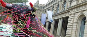 Verstrickt und zugenäht: Wenn Börsenkurse die aktuelle Politik diktieren, wächst der Unmut über die Spekulationsgeschäfte. Dabei könnten die Staaten auch einfach mitspielen.