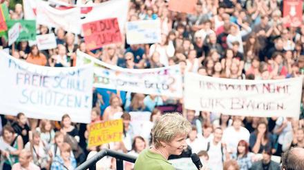 Schwerer Stand. Bei der Demonstration gegen geplante Mittelkürzungen bei freien Schulen am Mittwoch wurde Brandenburgs Bildungsministerin Martina Münch (SPD) ausgepfiffen.