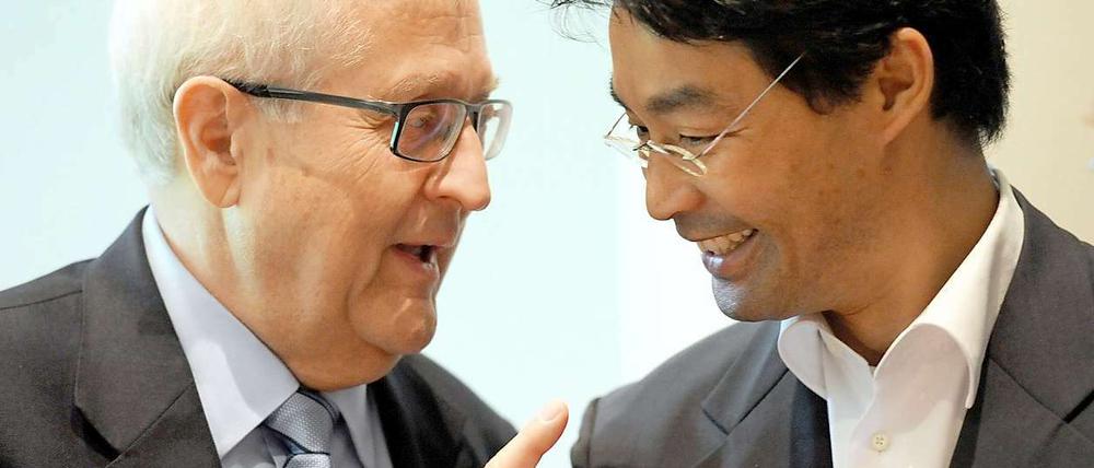 Rainer Brüderle sagt, Guido Westerwelle könne seine Arbeit als Außenminister "sehr wohl" fortsetzen.. Philipp Rösler hält ebenfalls zu dem Außenminister. 