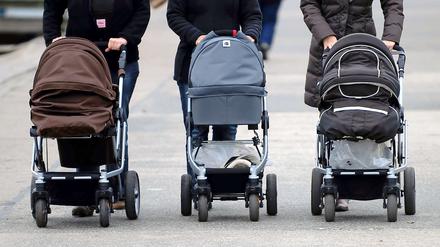 Nach wie vor gilt in deutschen Haushalten: Vater arbeitet, Mutter kümmert sich um den Nachwuchs. Elterngeld und Ehegattensplitting befördern das.