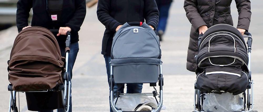 Nach wie vor gilt in deutschen Haushalten: Vater arbeitet, Mutter kümmert sich um den Nachwuchs. Elterngeld und Ehegattensplitting befördern das.