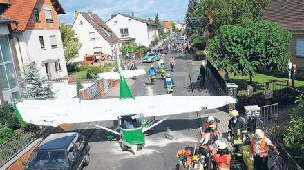 Das war knapp. Das Sportflugzeug nach der Landung im Wohngebiet. Foto: dpa