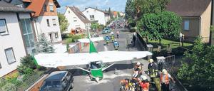 Das war knapp. Das Sportflugzeug nach der Landung im Wohngebiet. Foto: dpa