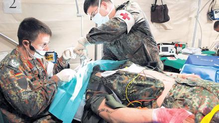Dies ist nur eine Übung. Doch bei Auslandseinsätzen der Bundeswehr sind bereits viele Soldaten so schwer verletzt worden, dass sie ihren Dienst nicht wieder antreten konnten.