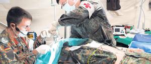 Dies ist nur eine Übung. Doch bei Auslandseinsätzen der Bundeswehr sind bereits viele Soldaten so schwer verletzt worden, dass sie ihren Dienst nicht wieder antreten konnten.