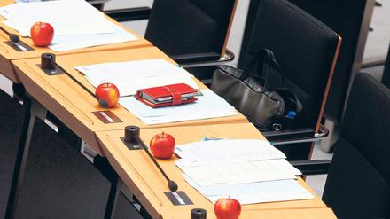 Politik mit Biss. Die Spitzenpolitiker der Abgeordnetenhausfraktionen nahmen die letzte Sitzung des Abgeordnetenhauses der Legislaturperiode zum Anlass für Wahlkampfreden. Für die Zuhörer der Linken-Fraktion gab es Vitamine. Fotos: Davids/Darmer