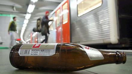 Alkohol ist im öffentlichen Nahverkehr in Hamburg demnächst tabu. Der HVV erhofft sich mehr Sauberkeit und zufriedenere Kunden. 