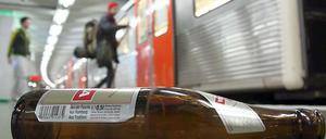 Alkohol ist im öffentlichen Nahverkehr in Hamburg demnächst tabu. Der HVV erhofft sich mehr Sauberkeit und zufriedenere Kunden.