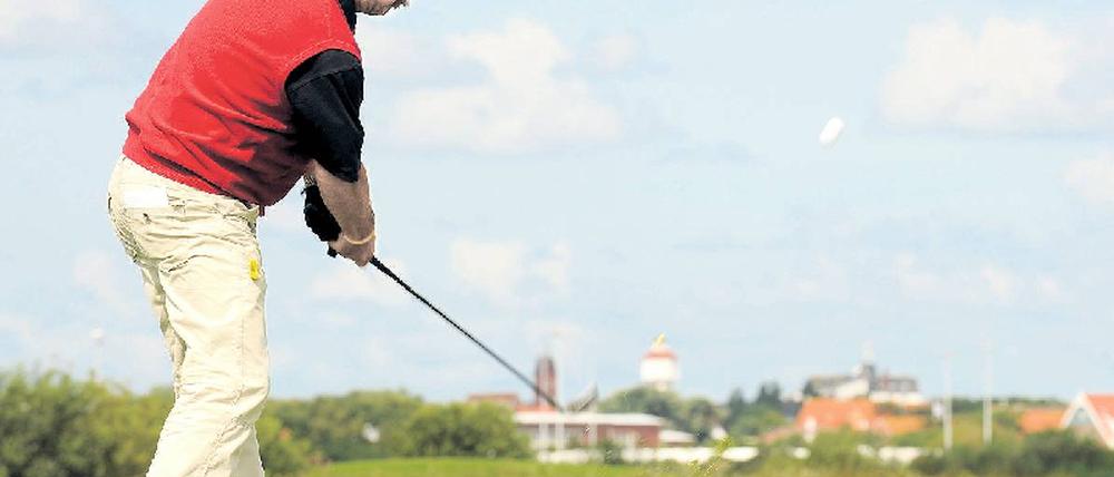 Abschlag auf Langeoog. Auch an der Nordsee ist Golfen begehrt. Foto: dpa