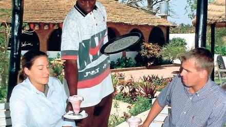 Ein Lächeln zum Dessert. Übernachtung und Einkehr in schönen südafrikanischen Lodges haben ihren Preis. Das Personal hat meist wenig davon. Foto: digitalma, Rudolf/keystone