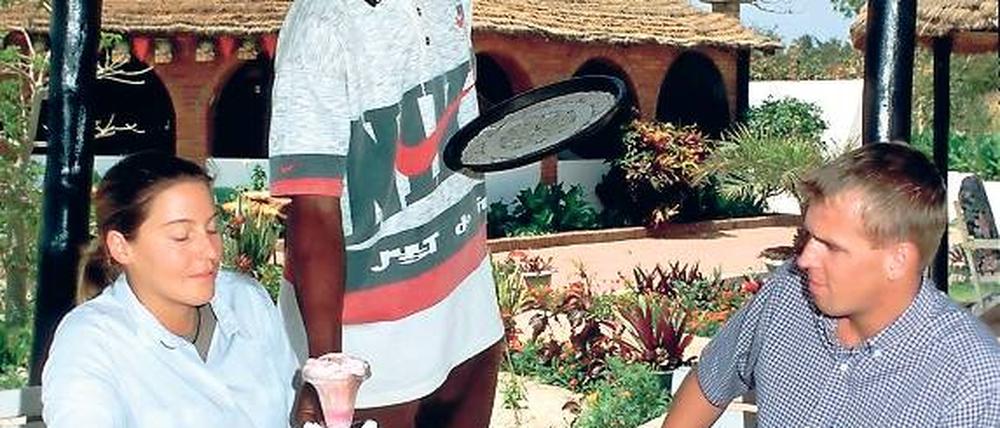 Ein Lächeln zum Dessert. Übernachtung und Einkehr in schönen südafrikanischen Lodges haben ihren Preis. Das Personal hat meist wenig davon. Foto: digitalma, Rudolf/keystone