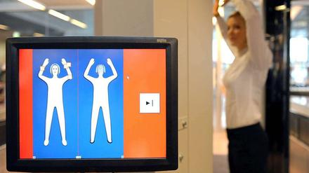 An deutschen Flughäfen wird es zunächst keine Körperscanner zur Sicherheitskontrolle geben. Das wurde nach der Auswertung einer zehnmonatigen Testphase mit zwei Geräten am Flughafen Hamburg entschieden.