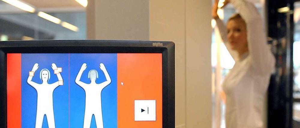 An deutschen Flughäfen wird es zunächst keine Körperscanner zur Sicherheitskontrolle geben. Das wurde nach der Auswertung einer zehnmonatigen Testphase mit zwei Geräten am Flughafen Hamburg entschieden.