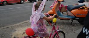 Vorsicht, kleiner Engel unterwegs in Prenzlauer Berg.