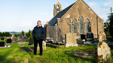 Gerry Quinn auf dem Friedhof von Boho.
