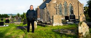 Gerry Quinn auf dem Friedhof von Boho.