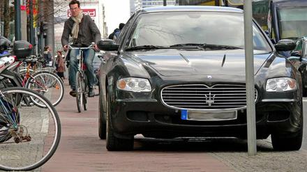 Dicke Autos auf schmalen Radwegen. Falschparker sind ein Alltagsproblem für Berlins Radfahrer. Senden Sie uns Ihre interessanten Radfahrer-Perspektiven aus der Hauptstadt an leserbilder@tagesspiegel.de