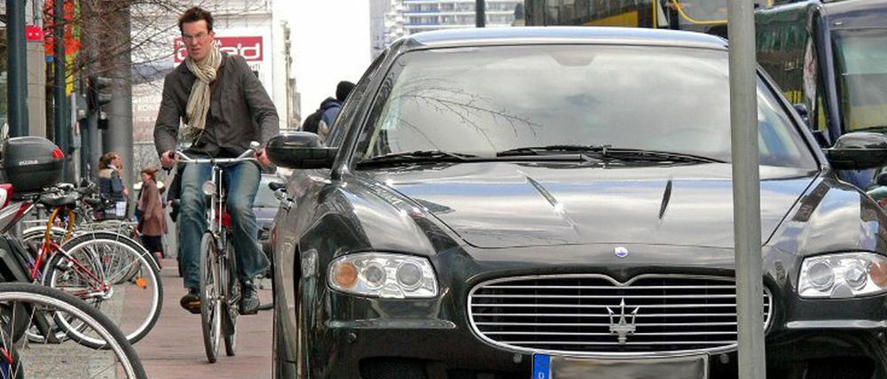 Dicke Autos auf schmalen Radwegen. Falschparker sind ein Alltagsproblem für Berlins Radfahrer. Senden Sie uns Ihre interessanten Radfahrer-Perspektiven aus der Hauptstadt an leserbilder@tagesspiegel.de