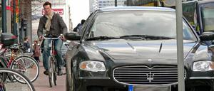 Dicke Autos auf schmalen Radwegen. Falschparker sind ein Alltagsproblem für Berlins Radfahrer. Senden Sie uns Ihre interessanten Radfahrer-Perspektiven aus der Hauptstadt an leserbilder@tagesspiegel.de