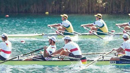 Alptraum auf dem Wasser. Der deutsche Doppelvierer kommt durch einen technischen Fehler aus dem Rhythmus. Foto: dpa