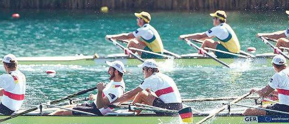 Alptraum auf dem Wasser. Der deutsche Doppelvierer kommt durch einen technischen Fehler aus dem Rhythmus. Foto: dpa
