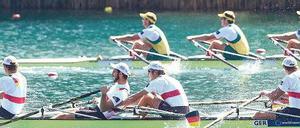 Alptraum auf dem Wasser. Der deutsche Doppelvierer kommt durch einen technischen Fehler aus dem Rhythmus. Foto: dpa