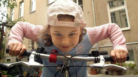 Fahrradfahren kann jeder - auch Berlins Kinder. Hoffentlich mit Helm und gut instruiert ... Liebe Leserinnen und Leser: Senden Sie uns Ihre Fotos von interessanten Berliner Fahrrädern in Berlin an leserbilder@tagesspiegel.de