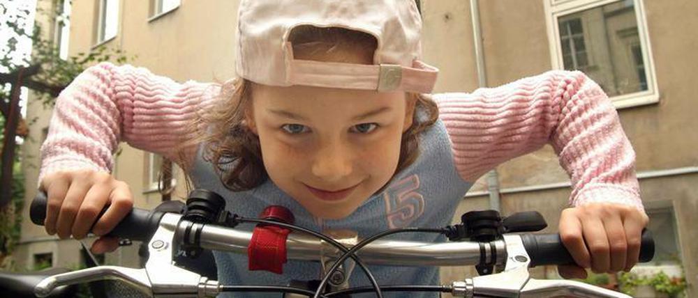 Fahrradfahren kann jeder - auch Berlins Kinder. Hoffentlich mit Helm und gut instruiert ... Liebe Leserinnen und Leser: Senden Sie uns Ihre Fotos von interessanten Berliner Fahrrädern in Berlin an leserbilder@tagesspiegel.de