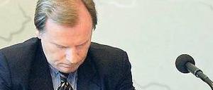 Blick nach unten. Kurt Schelter am Tag seiner Rücktrittserklärung im Juli 2002.