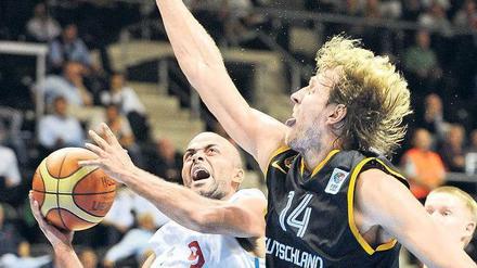 Klein schlägt groß. Tony Parker (l.) war im Spiel gegen Deutschland deutlich effektiver als Dirk Nowitzki. 
