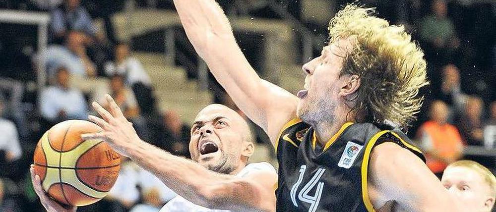 Klein schlägt groß. Tony Parker (l.) war im Spiel gegen Deutschland deutlich effektiver als Dirk Nowitzki.